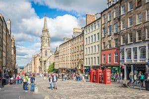 The famous Royal Mile in Edinburgh on a summer afternoon, Scotland. (Getty Images/iStockphoto)