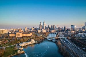 During the week of June 22-28, hotels in Philadelphia grew occupancy 10.7% to 80%, increased average daily rate 14.5% to $173.43 and grew RevPAR by 26.7% to $138.66. Pictured is an aerial view of the Schuylkill River and skyline in the Logan Square neighborhood of Philadelphia. (Jay Ratchford/CoStar)